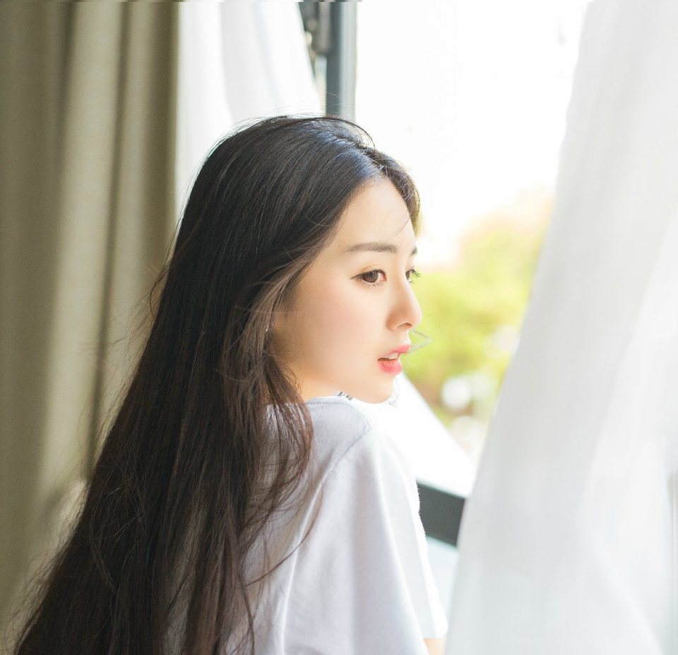 “如果是，你想怎样？为他报仇吗？”吕布微微眯起了眼睛，神色渐渐冷了下来，在小乔略微凸起的肚子上扫了一眼，挥手止住想要说什么的大乔，冷然道。
